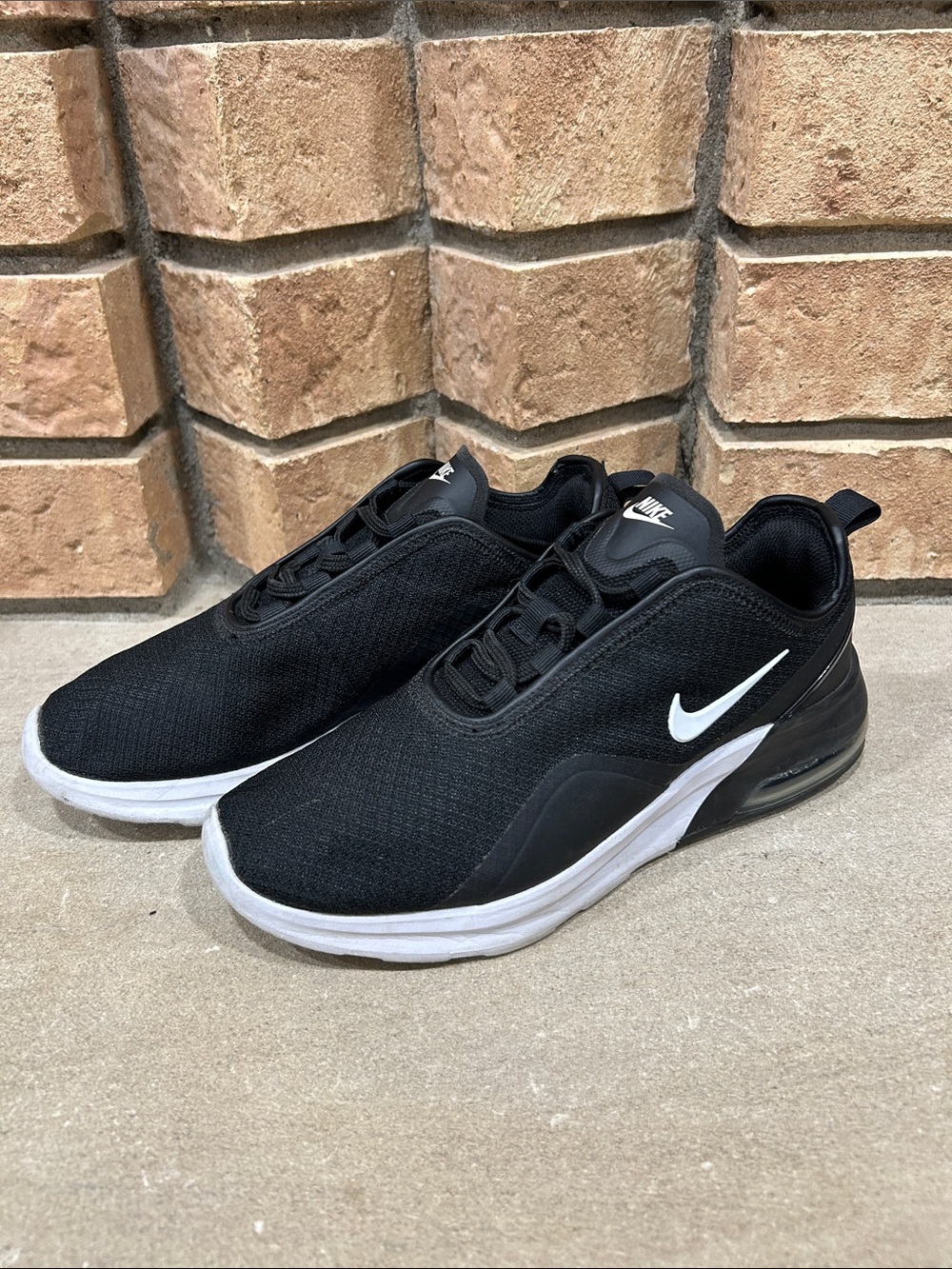 Nike Air Max Motion 2 Women’s Size 7 Black White Running Shoes AO0352-007